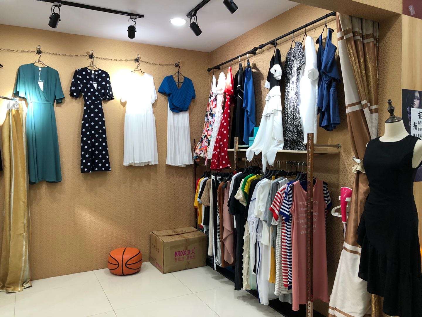 急转秀英长流鹏泰商场服装店转让
