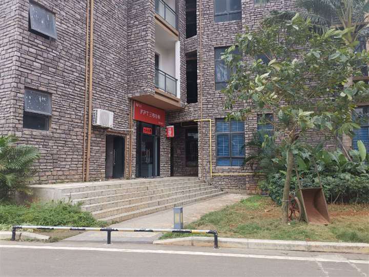 一中高中部对面大型小区底商铺面空转