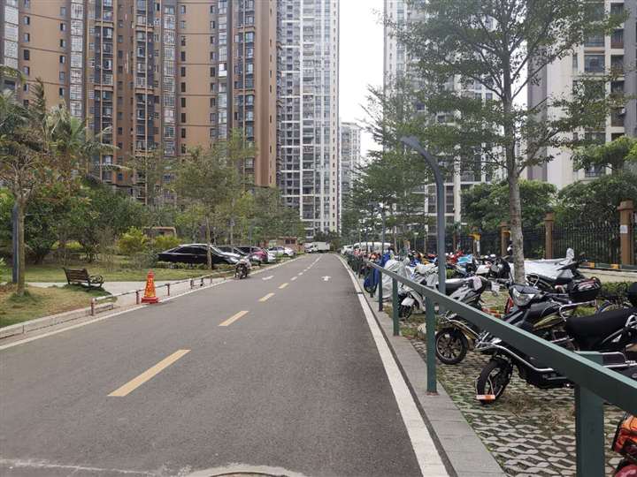 一中高中部对面大型小区底商铺面空转