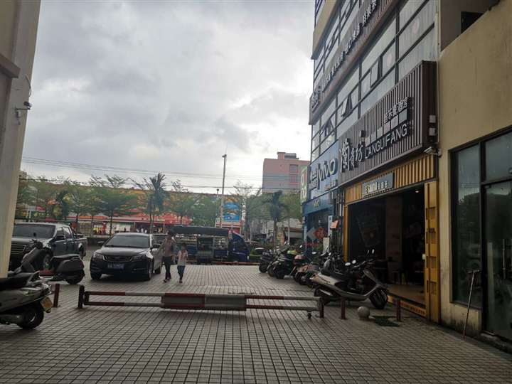 无转让费亏本转让屯昌县大型商场底商麻辣烫店
