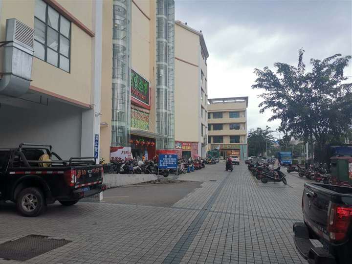 无转让费亏本转让屯昌县大型商场底商麻辣烫店