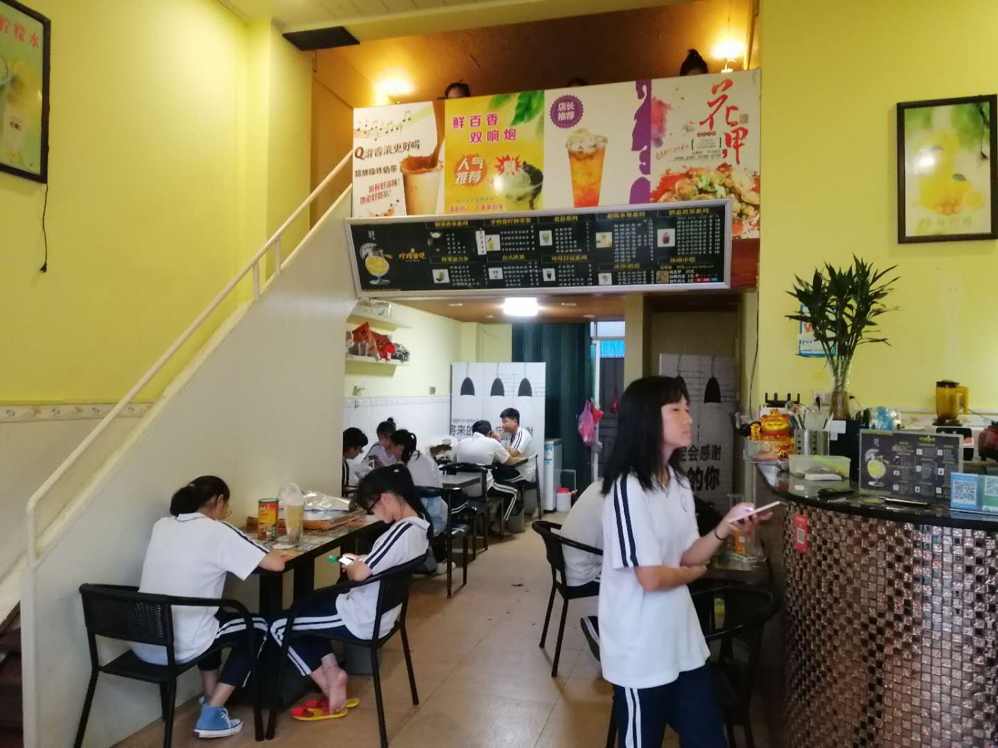 学校对面冷饮小吃店转让