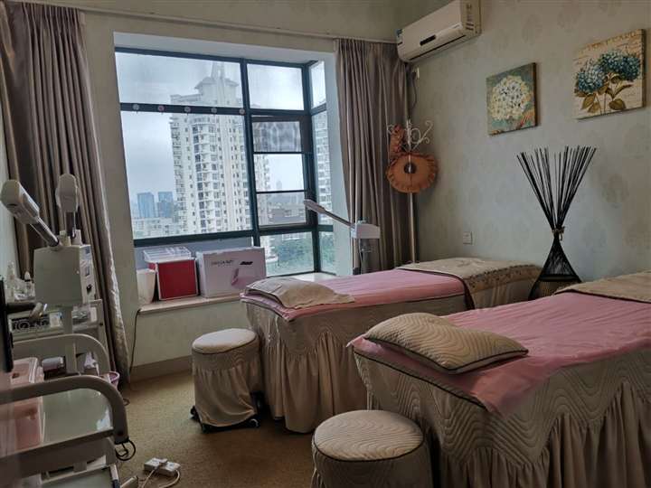 海甸岛海大北门正对面营业中美容院转让