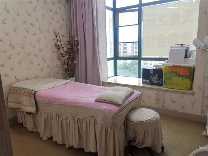 海甸岛海大北门正对面营业中美容院转让