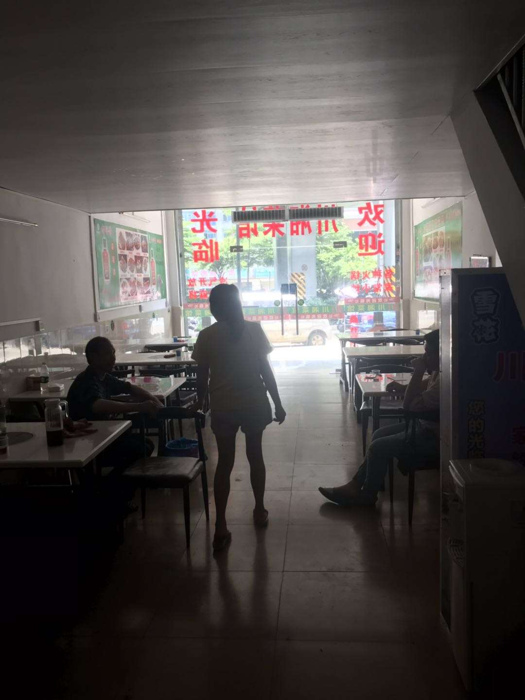 兵工大酒店旁边餐馆一二层转让