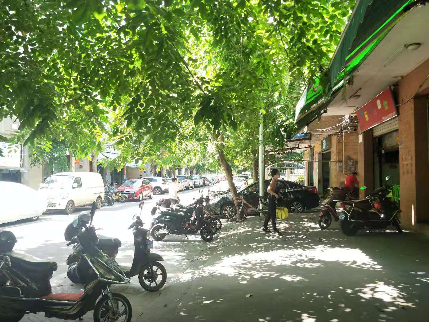 四中高中部后门临街港式水吧转让