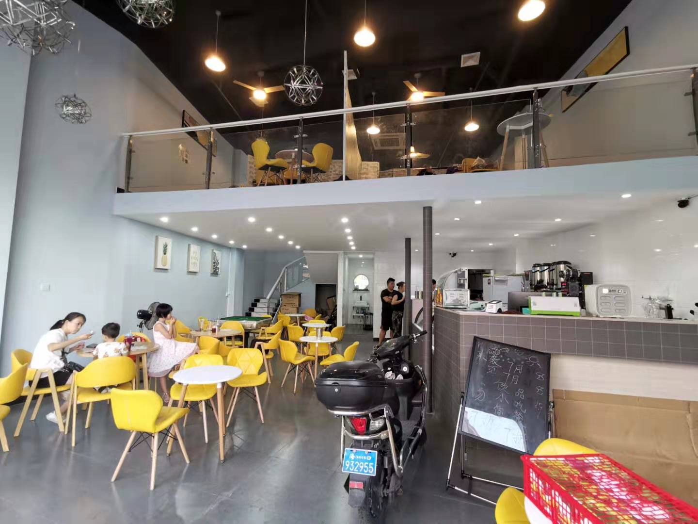 海口国兴美苑路100平米冷饮店  低价转让