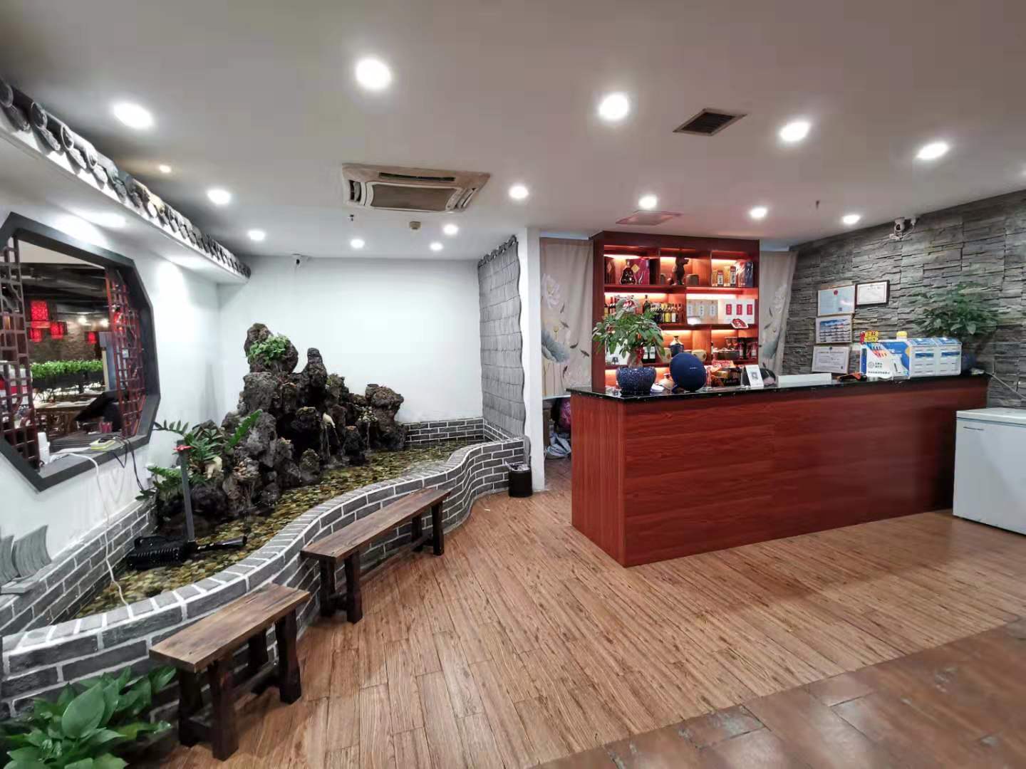 国贸玉沙路十字路口处餐饮店转让
