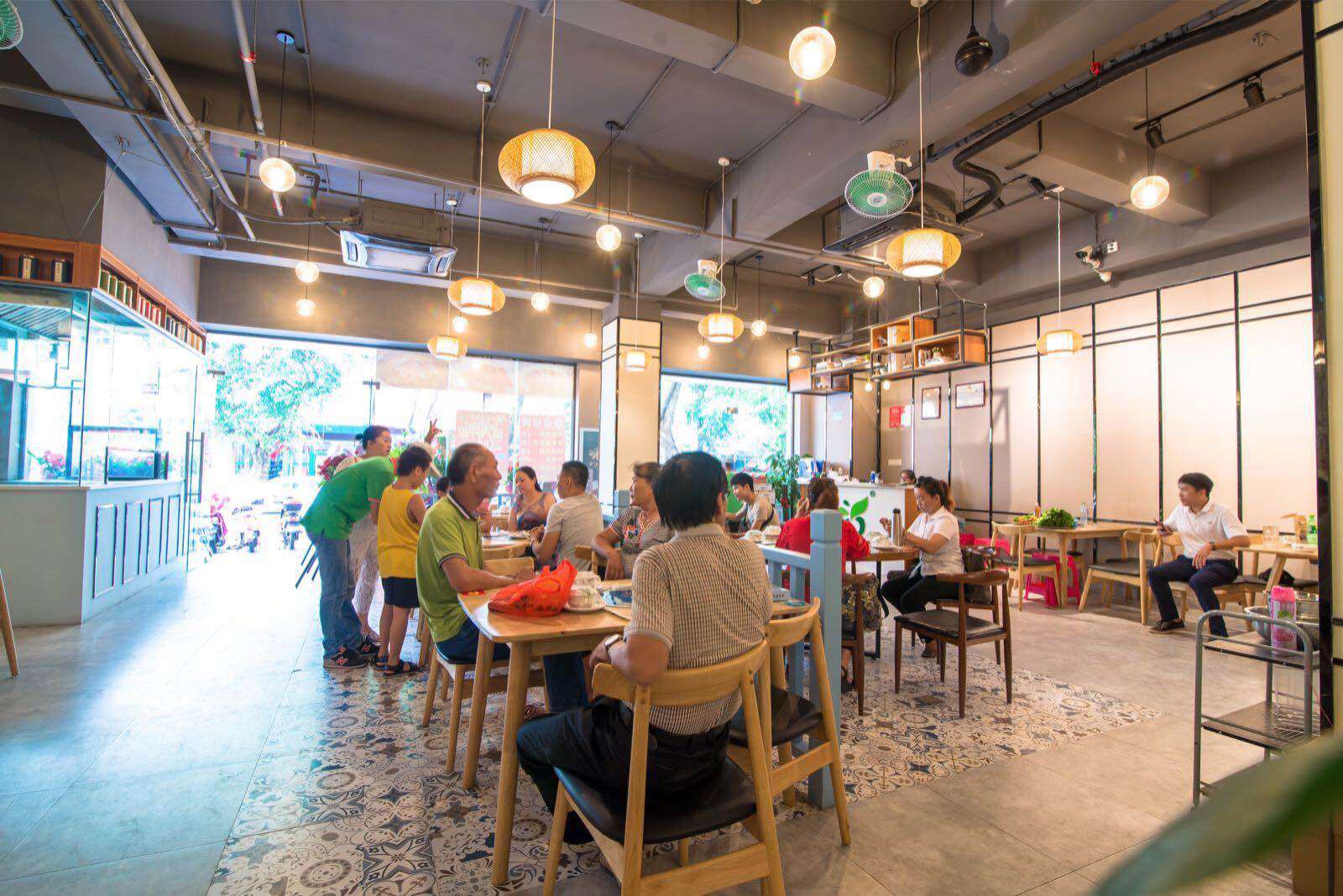 义龙西路十一小对面650平米餐馆店转让