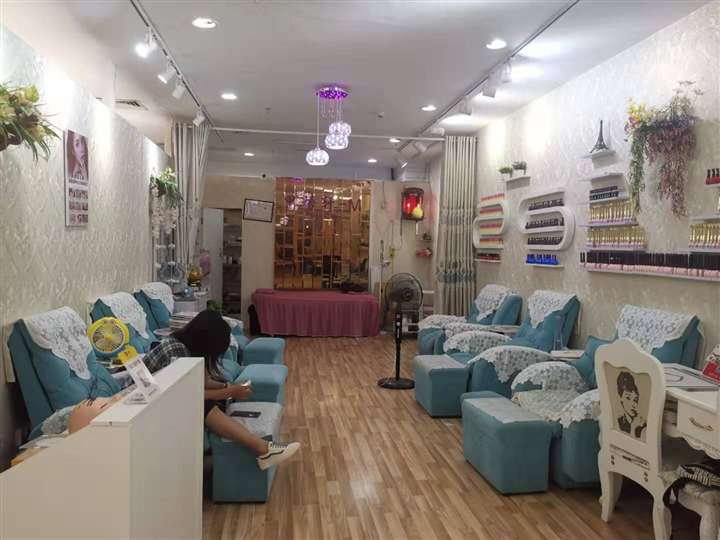 国贸繁华地段上邦隆仟百货三楼美甲店转让
