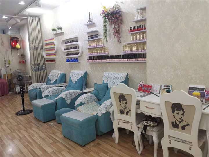 国贸繁华地段上邦隆仟百货三楼美甲店转让