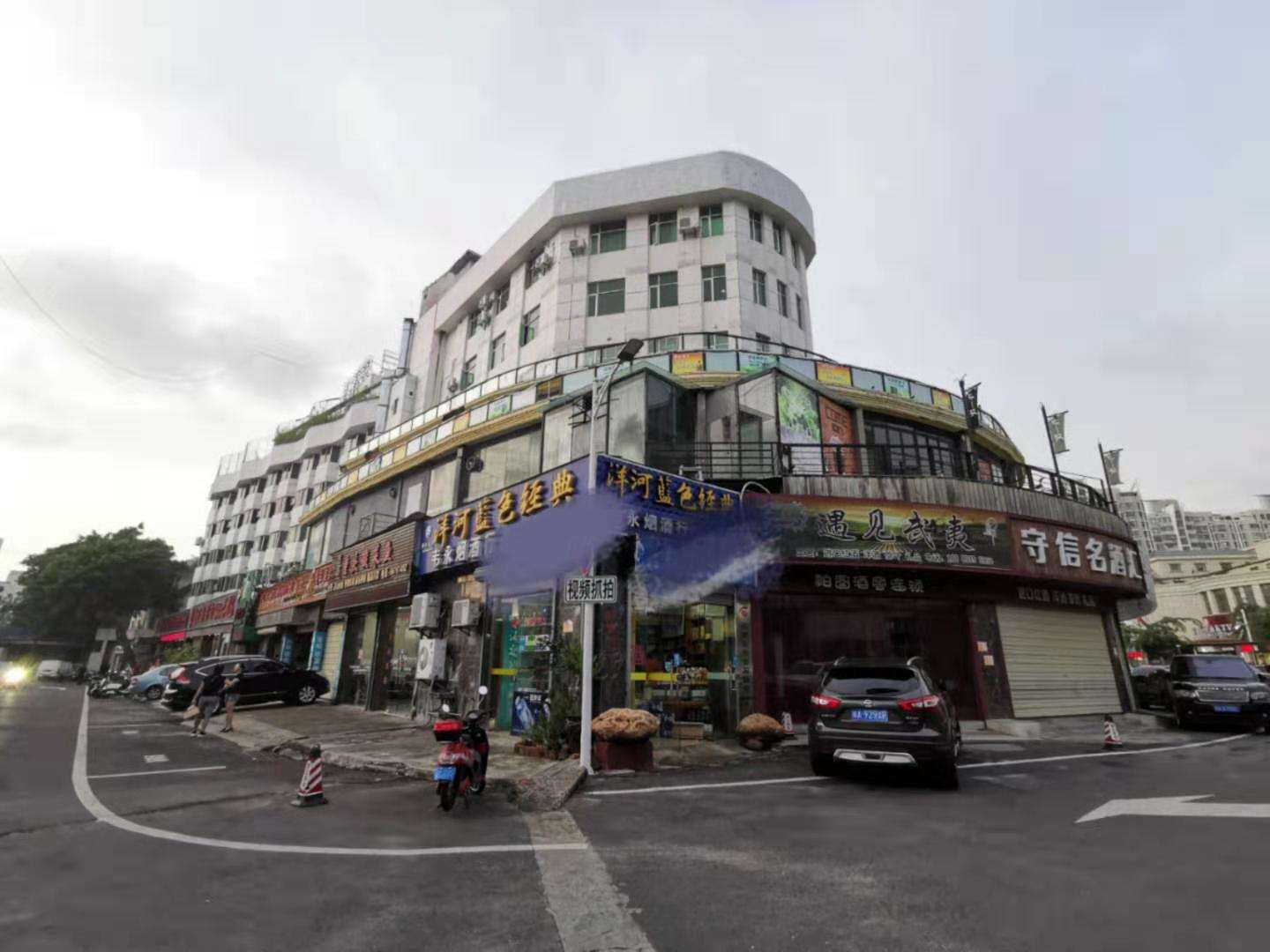 万华广场拐角8年烟酒店转让可空铺
