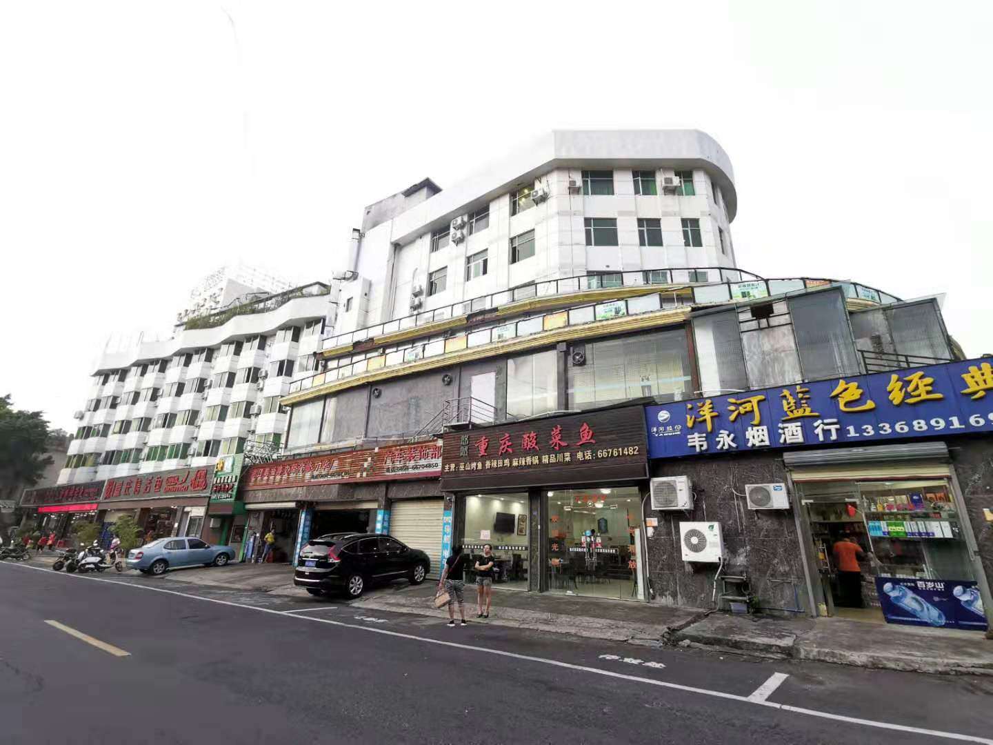 万华广场拐角8年烟酒店转让可空铺