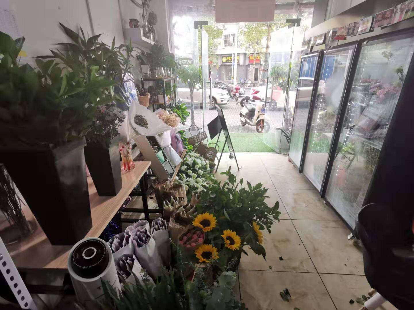 五指山路省建材小区临街店铺转让
