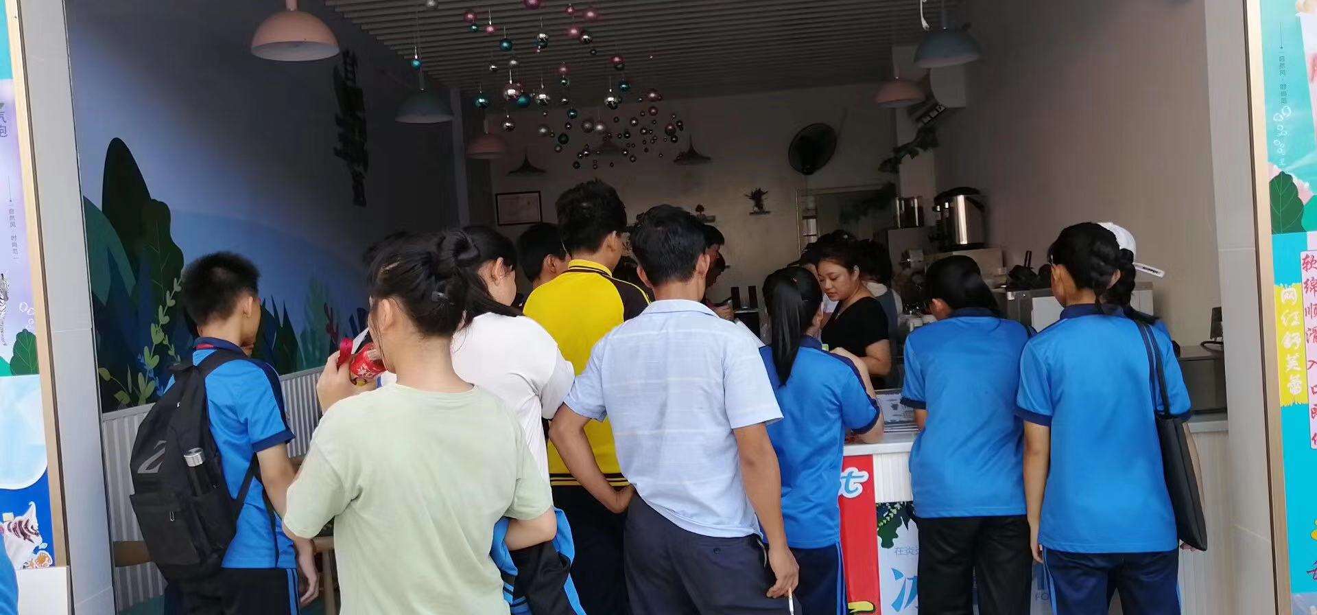 陵水民族中学大门口旁（二中）冷饮店转让