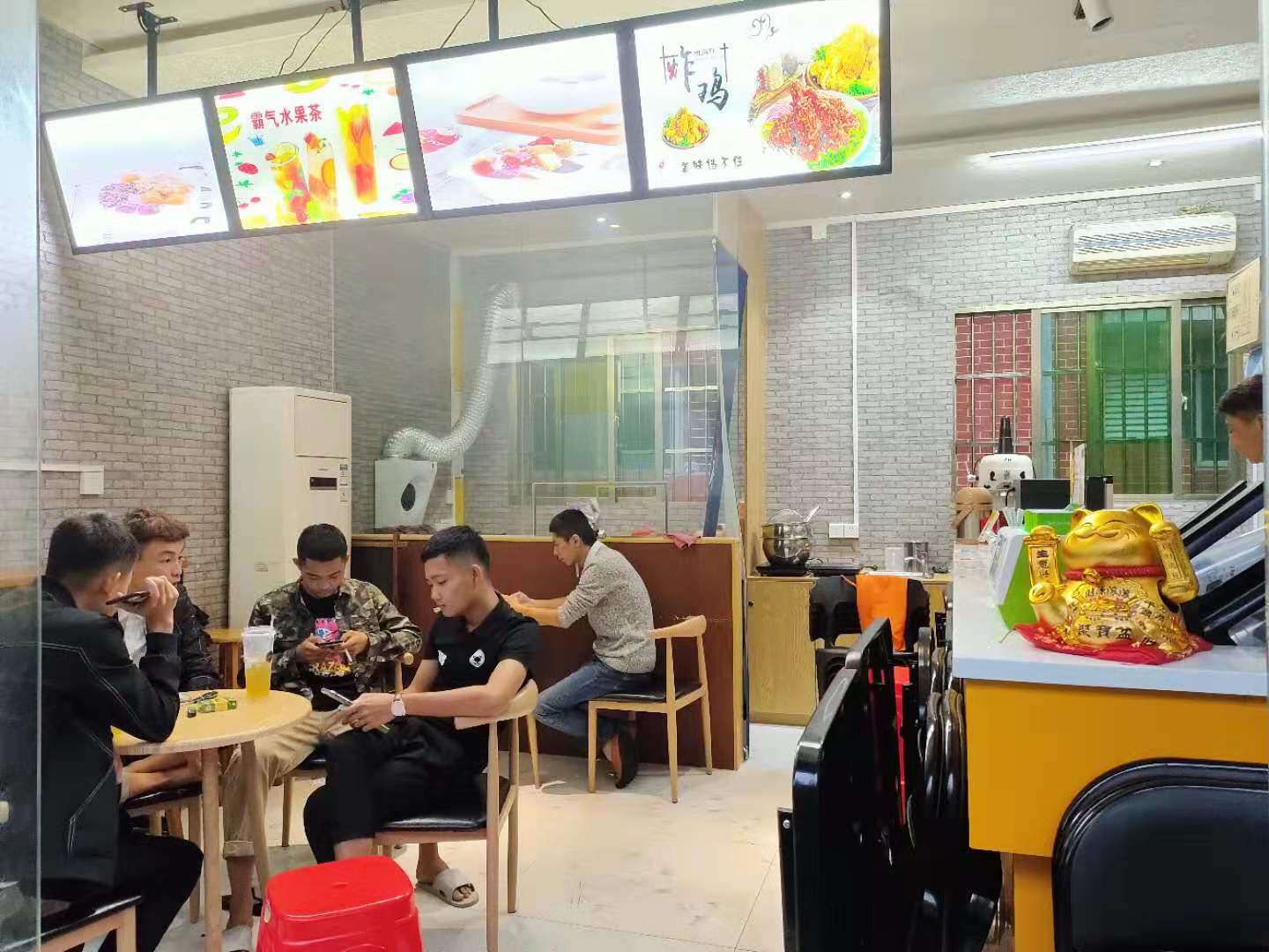【急】国兴海工商学院冷饮店转让