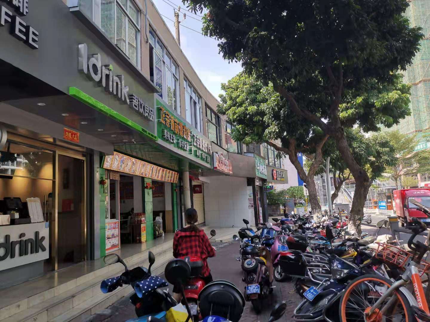 上邦百汇城旁营业中品牌冷饮店转让价钱面议