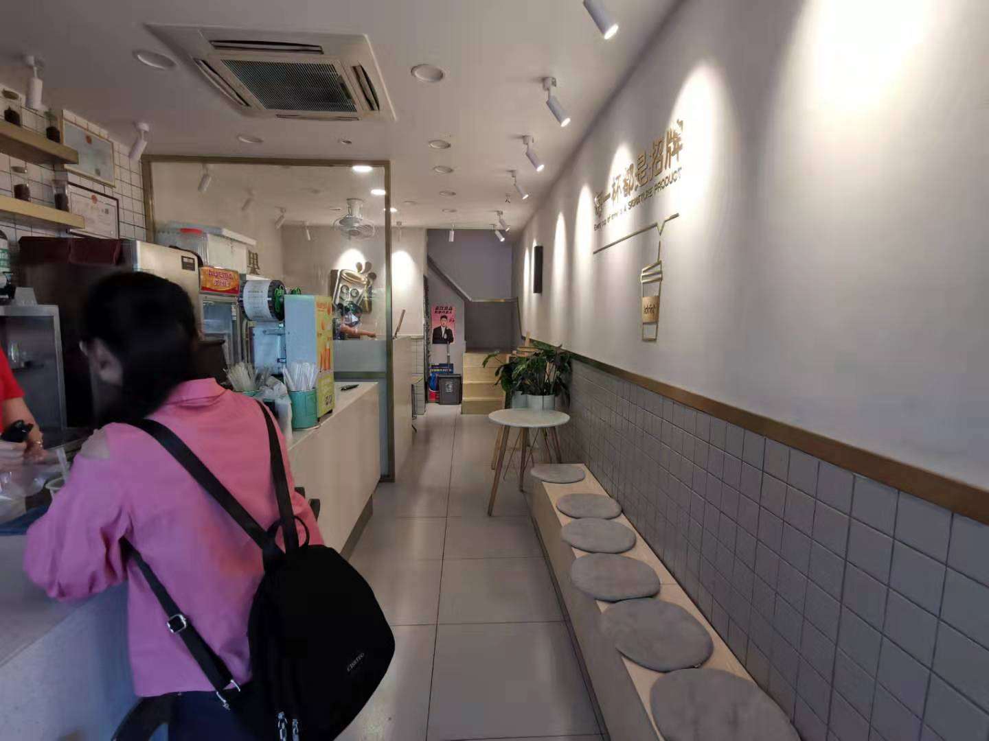 上邦百汇城旁营业中品牌冷饮店转让价钱面议