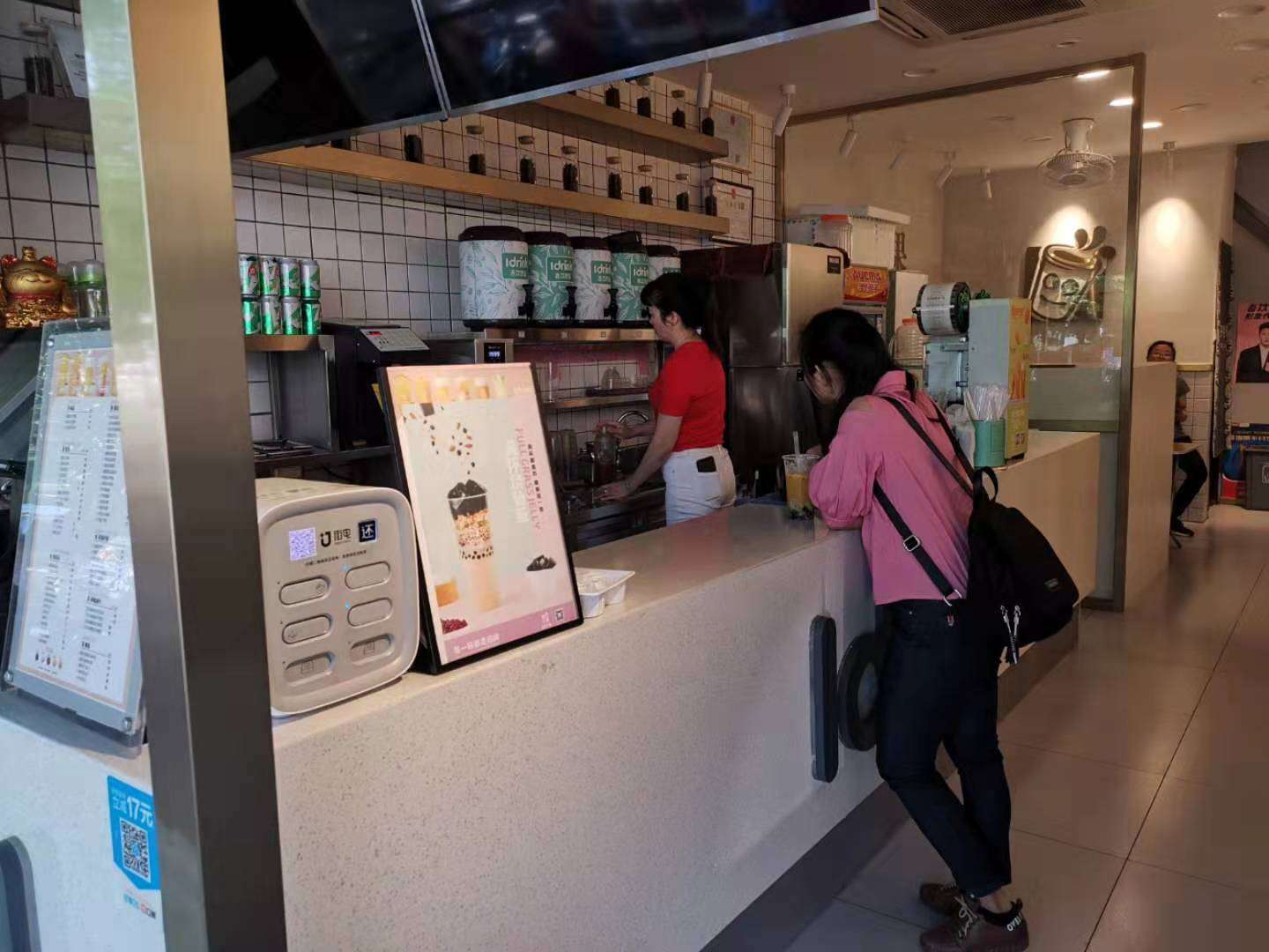 上邦百汇城旁营业中品牌冷饮店转让价钱面议