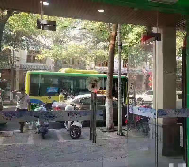 光坡镇市场斜对面，店后面是中学冷饮店转让
