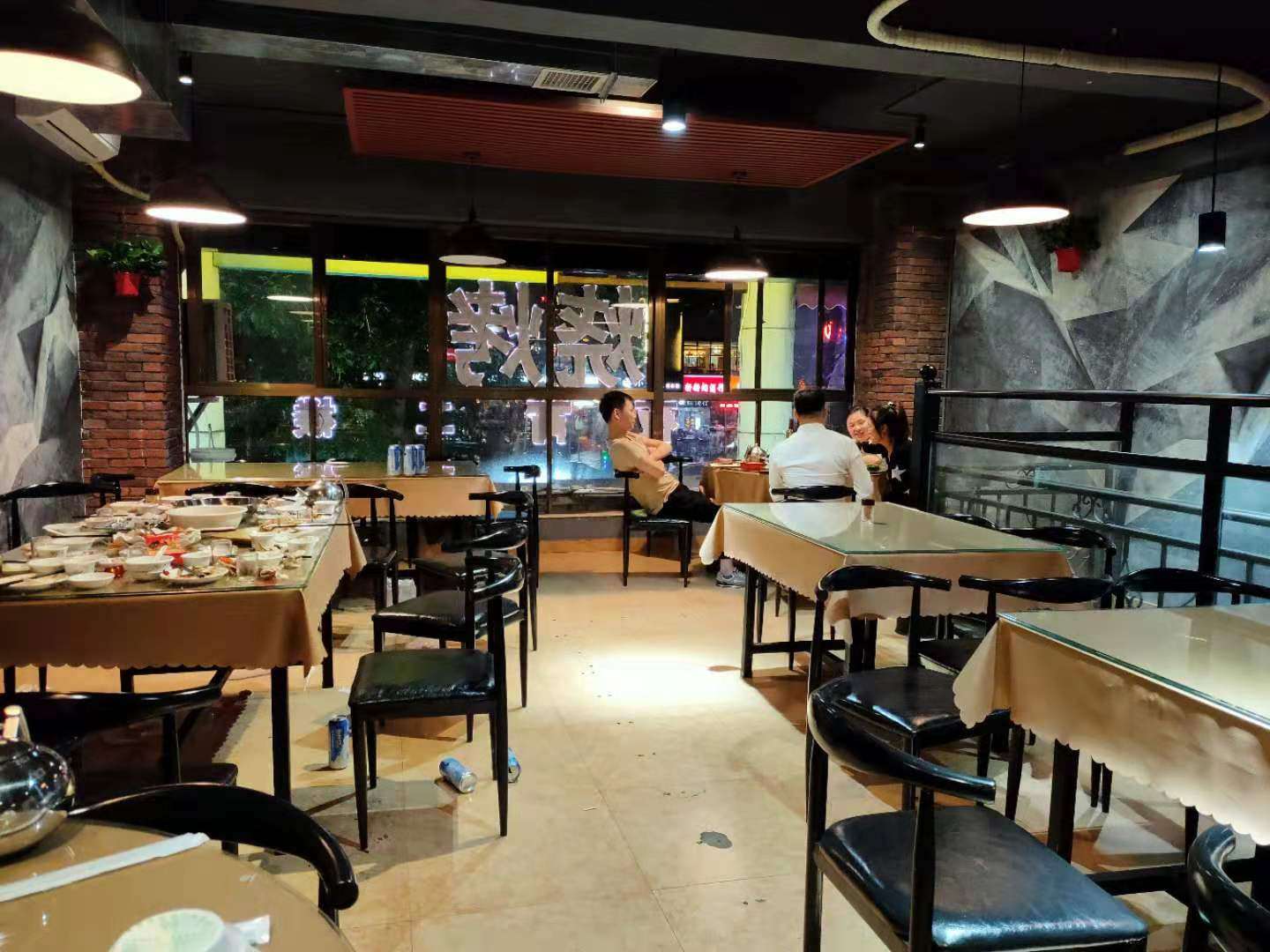 国贸苏荷酒吧对面临街餐馆店转让