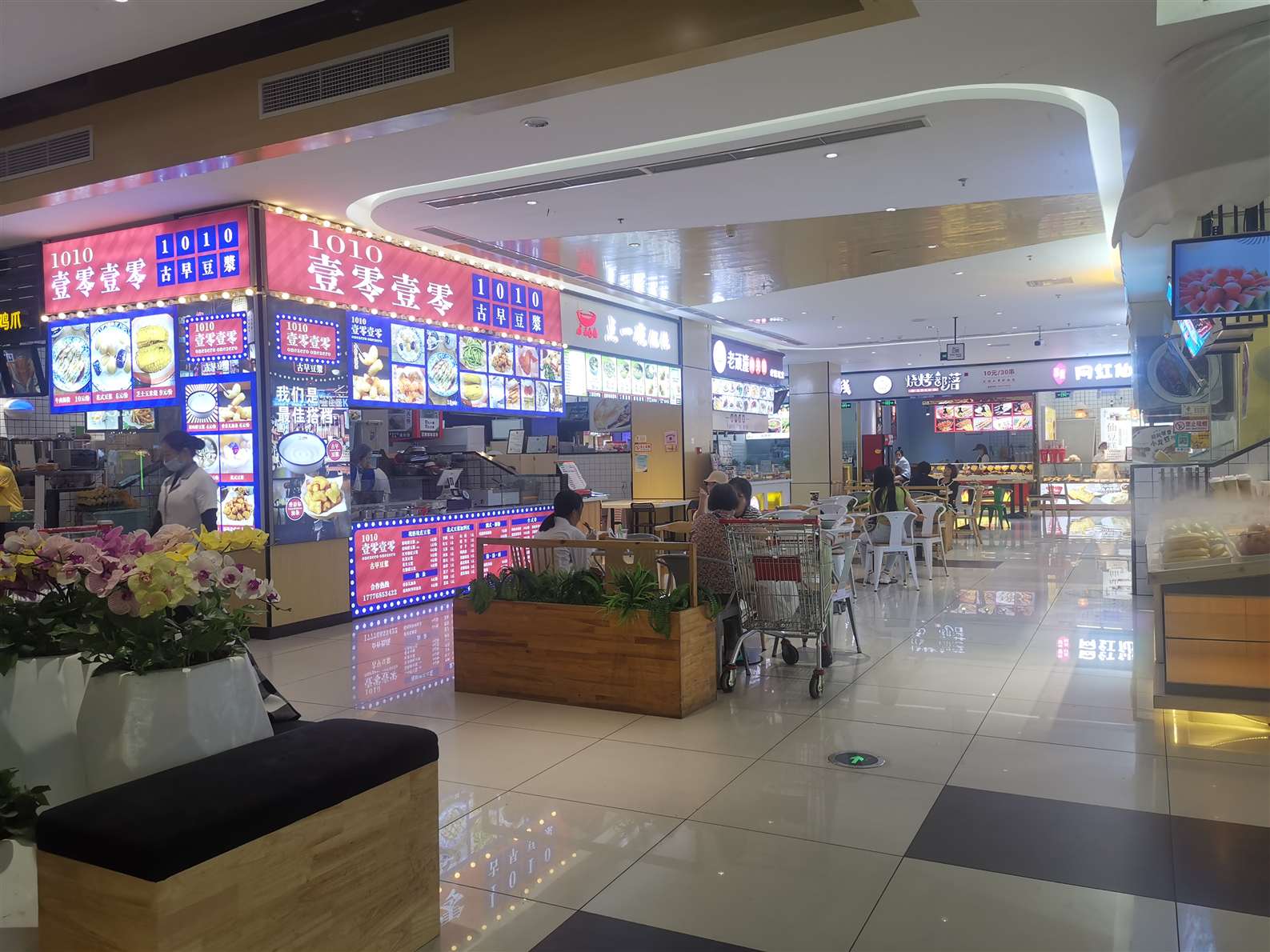 国贸宜欣广场负一楼大润发同层餐饮店转让