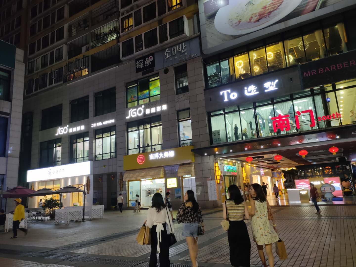 国贸繁华地段京华城一楼带有外摆区冷饮店转让