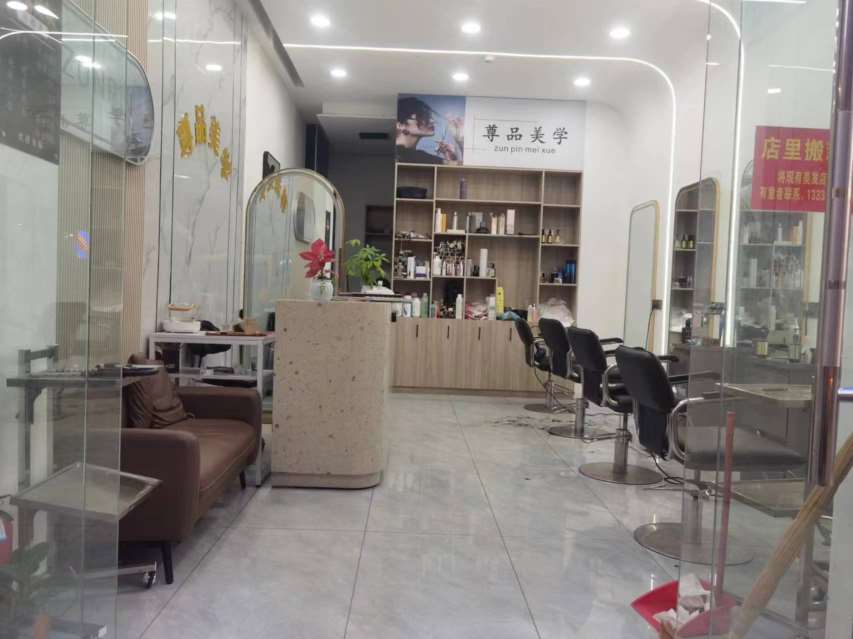 洋浦佰俪酒店大门旁新装修美发店转让