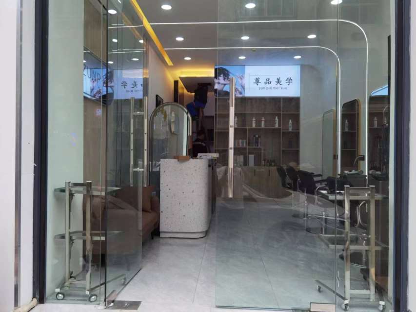 洋浦佰俪酒店大门旁新装修美发店转让