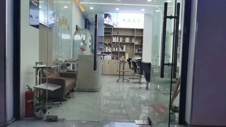 洋浦佰俪酒店大门旁新装修美发店转让