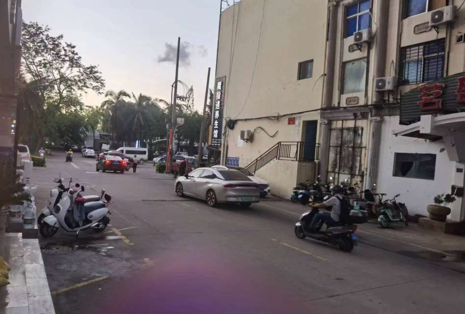 洋浦佰俪酒店大门旁新装修美发店转让