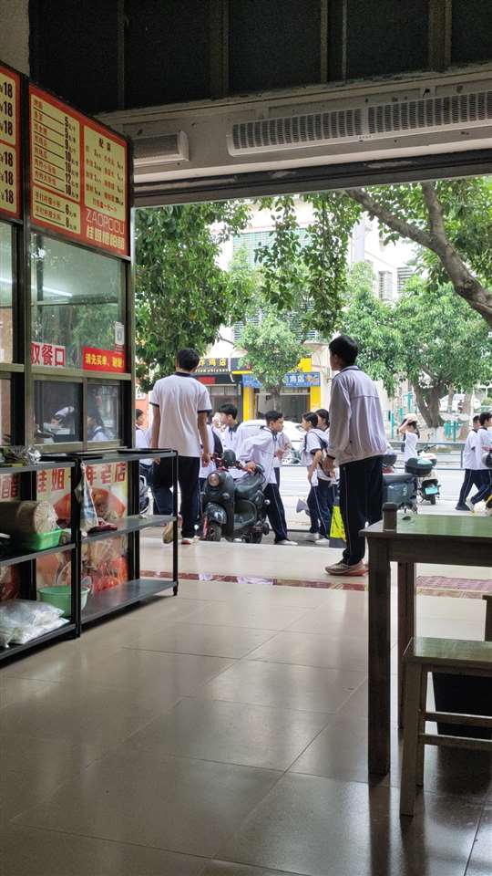 一万超低价转让昌江中学旁餐饮小吃店
