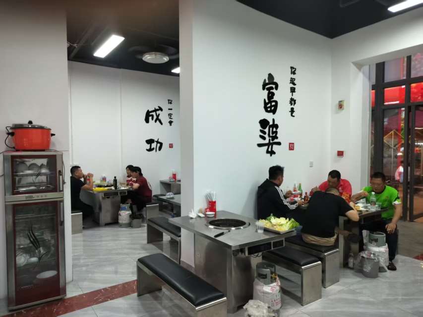 老城东坡步行街旁边营业中餐饮店转让