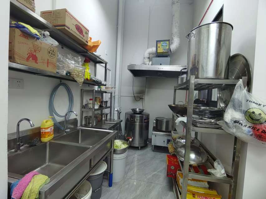 老城东坡步行街旁边营业中餐饮店转让
